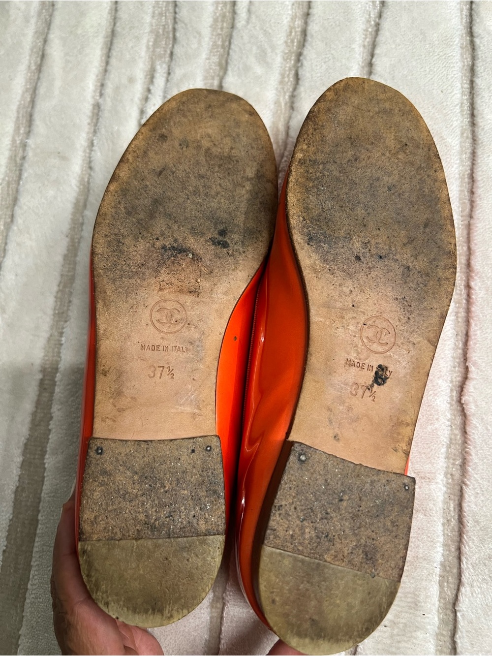 CHANEL Orange-Red Patent Leather Ballet Flats with Bow - Picture 2 of 3